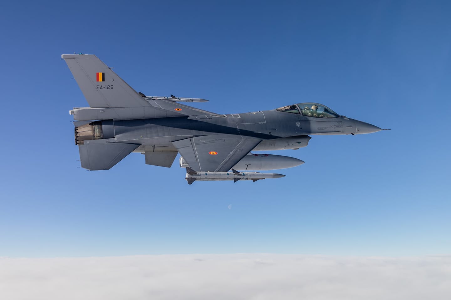 F-16 au-dessus de la base aérienne de Kleine-Brogel - APK Construction de routes 